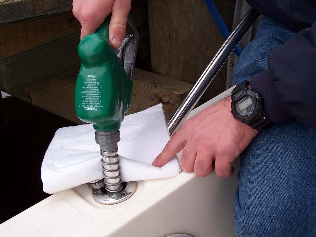 Boat refueling © BoatUS Press Room